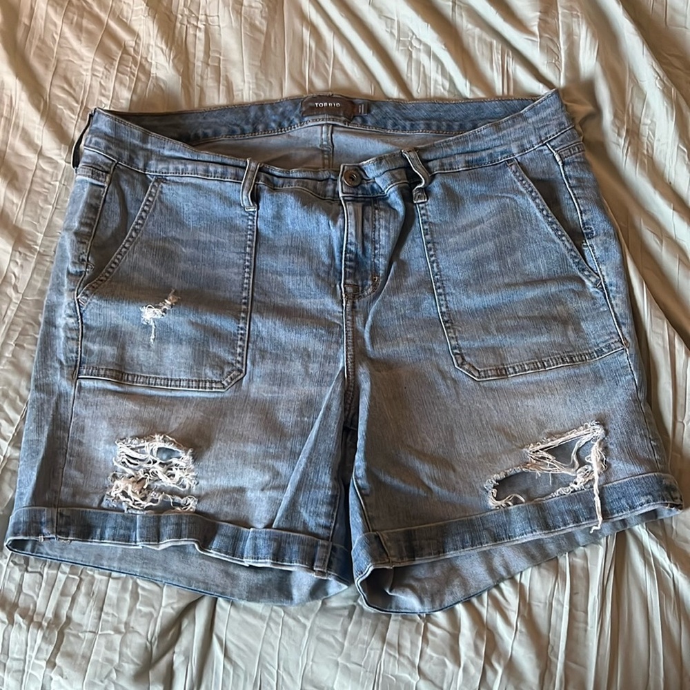 Light blue wash torrid ripped shorts